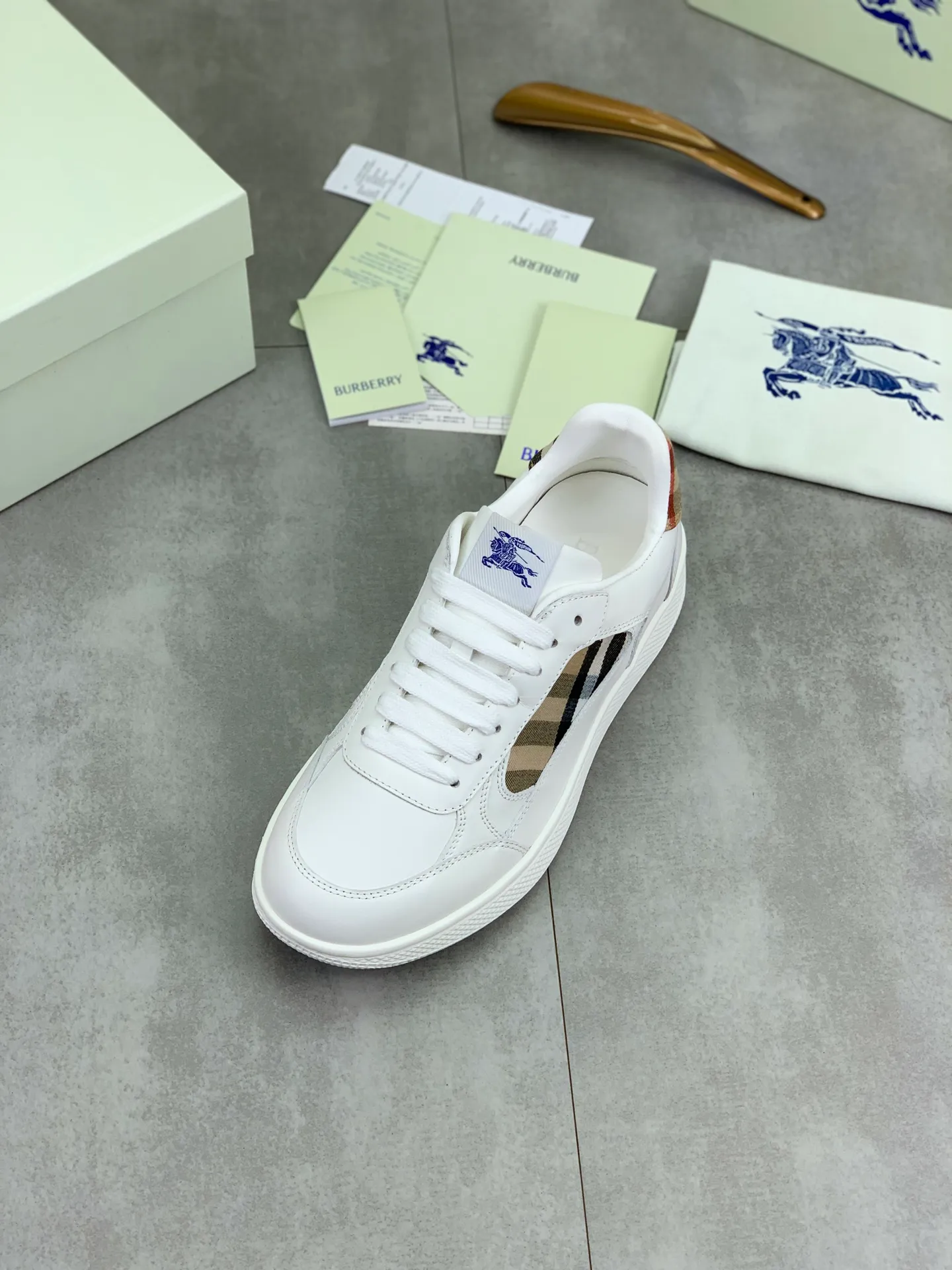 Factory price P640 [BURBERRY] Burberry - High-end quality original order (couples 🧑‍🤝‍🧑 style) - Upper: imported 🔝 original material - Lining: cowhide lining, feet; water-dyed cowhide - Outsole: ultra-light TPR rubber; two-color molded outsole - Super high quality control, fine workmanship: highlighted (high-end, extravagance, grade) -Size: 35-46 (male 38 46 Female 35 40 can be customized)·Color: Multiple colors available